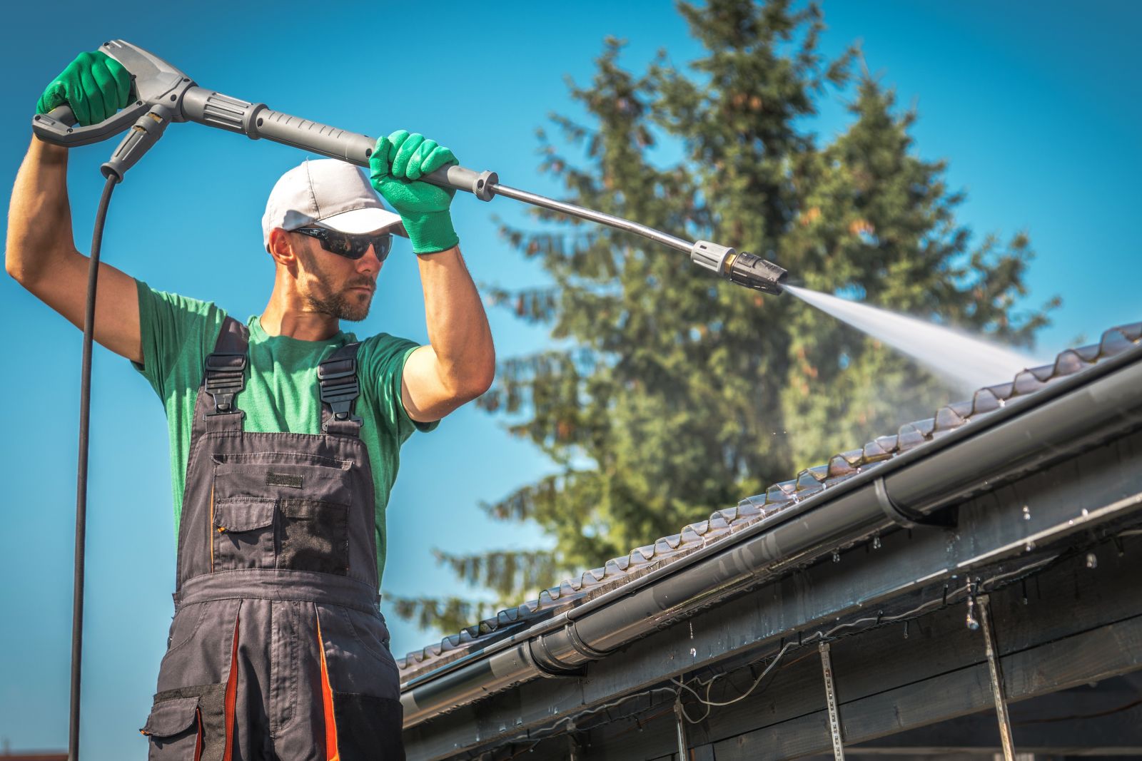 5 Benefits of Professional Roof Cleaning for Your Home